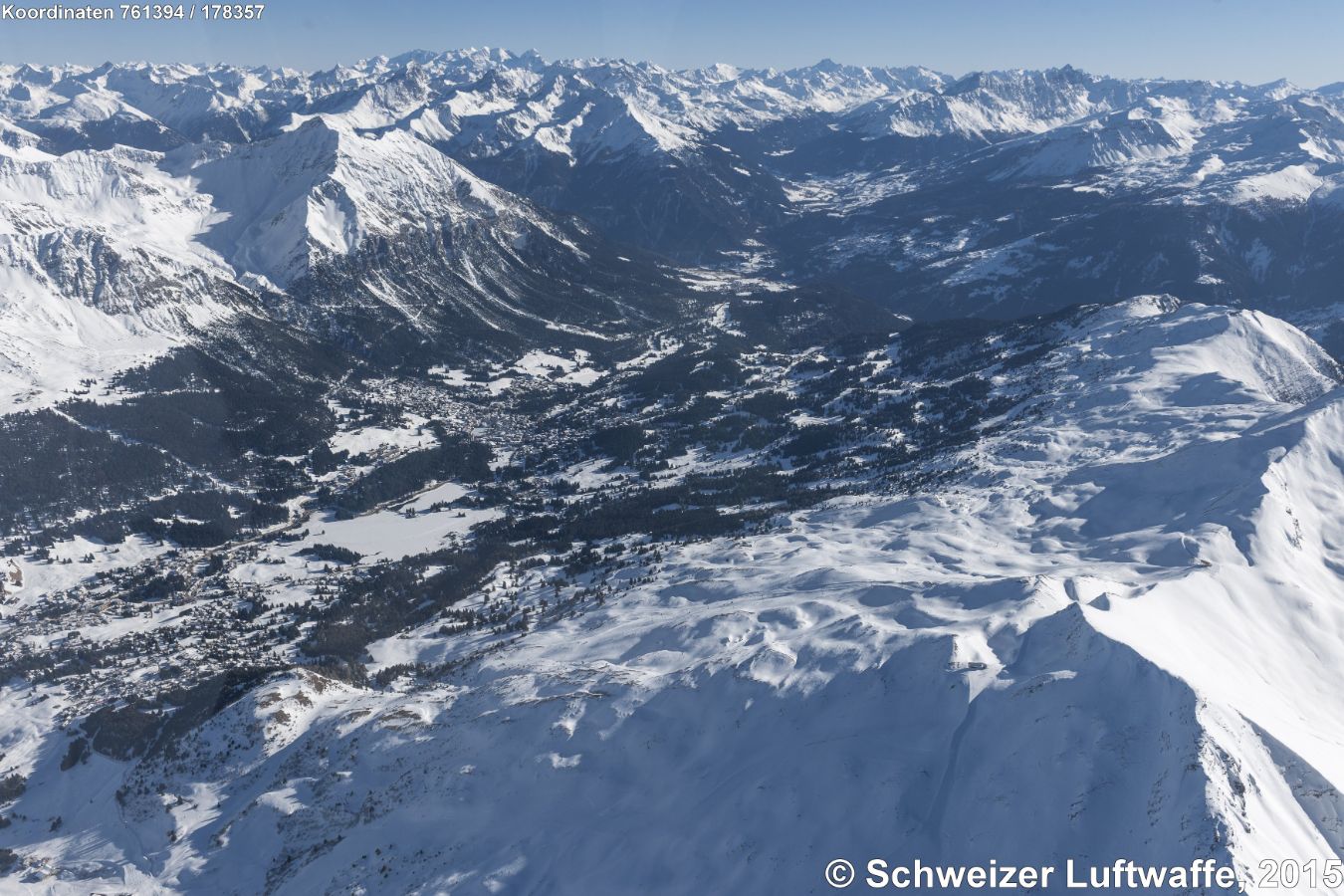 Lenzerheide Valbella, Blick südwärts Rchtg Lantsch, Tiefencastel. Im Vordergrund Skigebiete Piz Scalottas, Piz Danis.